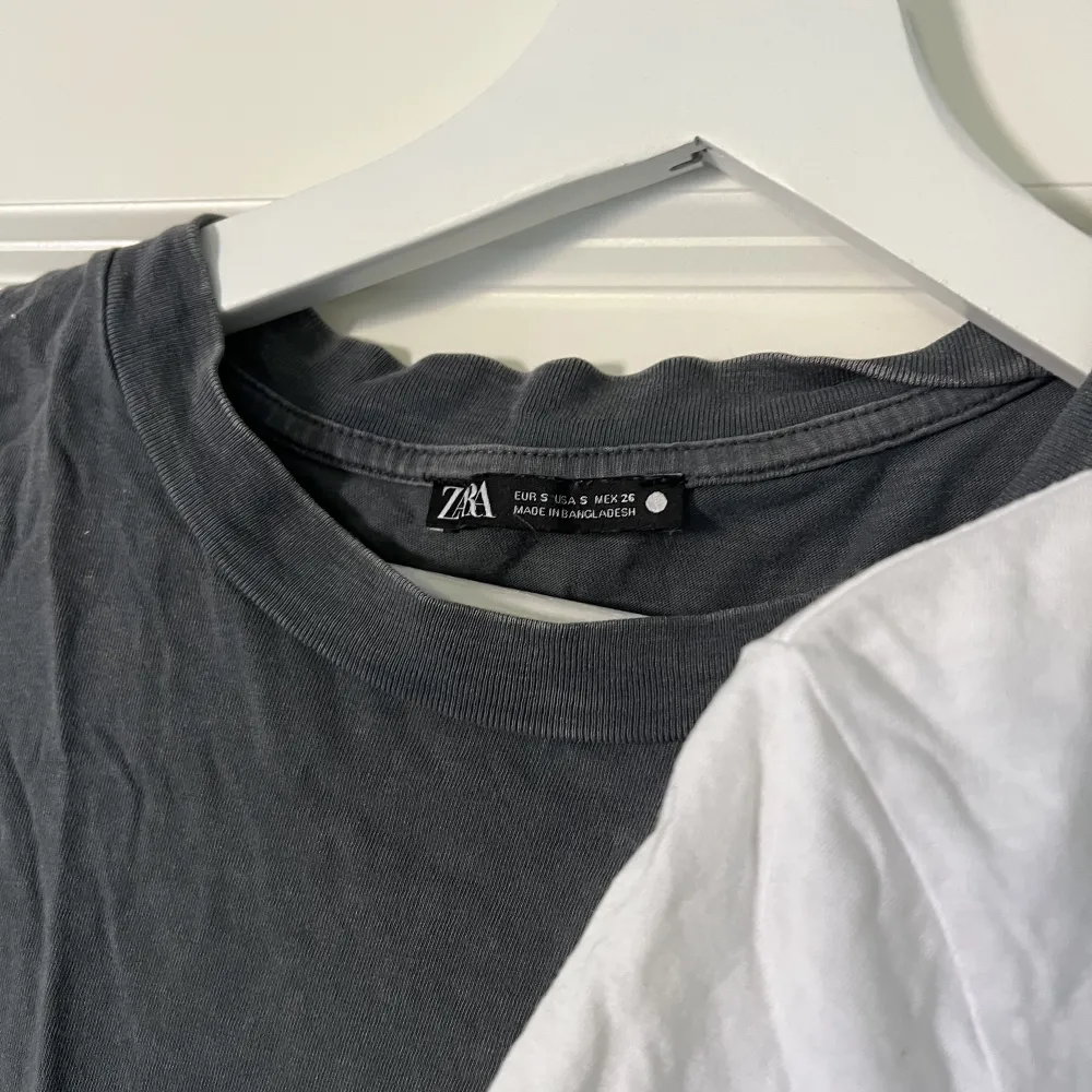 Säljer dessa t-shirts från ZARA, grå storlek S vit storlek XS, båda för 80kr + frakt eller en för 50kr st + frakt 🫶🏻🫶🏻. T-paidat.