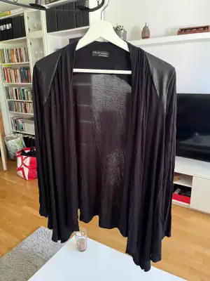 En svart tun tröja, är i använt skick och fortfarande väldigt fin och den är inte blekt.