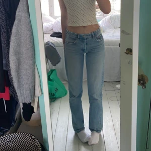 Zara jeans - Säljer dessa jätte snygga raka jeans från zara💞💞 De är midrise och har 80cm innerbenslängd!! Skriv för fler bilder👌🏼