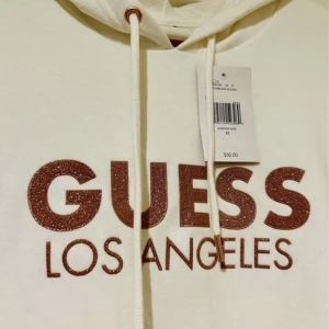 Oanvänd Guess hoodie - Helt oanvänd hoodie från Guess med prislapp kvar! Storlek M passar mindre också
