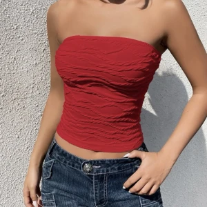 Röd tubtopp - Röd tubtopp som är jättefin men färgen kändes inte riktigt min stil tyvärr❤️ från SHEIN 