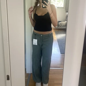Cargopants - As snygga, helt oanvända gröna cargopants från Pull&bear! Tyvärr för korta för mig  