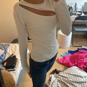 Tröja  - En jätte fin tröja med ett hål där fram som gör så det blir en liten fin extra detalj.