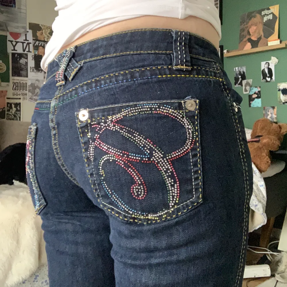 Supergulliga lågmidjade straight leg jeans som inte kommer till användning💗Har bara haft på mig dom ett fåtal gånger, har jättesöta detaljer på backfickorna! Kontakta för mer info🤓🤙. Jeans & Byxor.