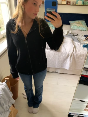 Zadig zip up - Svart zip up tröja i kashmir från Zadig&Voltaire. Fint skick men lite nopprig på några ställen kan skicka fler bilder på det om intresse finns.🩵🩵