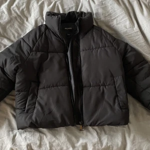 Kort dunjacka - Säljer min så snygga dunjacka från monki. Inga defekter. Håller värmen jättebra, säljer för jag köpt en annan.💕💕