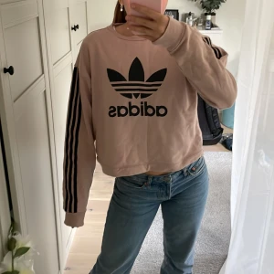 Adidas tröja - Smutsrosa adidas tröja. Bra att ha till och från träning eller även under träningen då den är ganska tunn. Bra skick!🤩