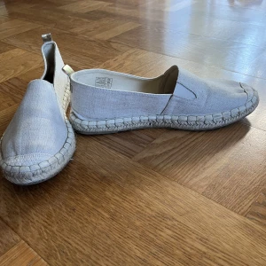 Espadrillos dam - Fina Espadrillos i linne material. Storlek 41. Använda ett fåtal gånger men absolut inget fel på dom. Nypris 800kr
