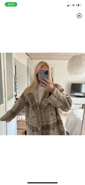 Höst jackan  - Perfekt inför hösten. Jackan är i perfekt skick använd fåtal gånger. Köp direkt för 650kr köpte för 800kr
