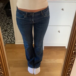 Mörkblå jeans - Mörkblåa jeans ifrån Zara. Låga i midjan. Super snygga och i nyskick ☺️