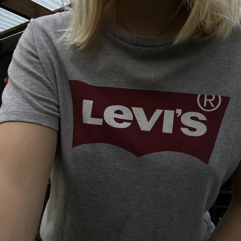 Levis  t-shirt i jätte fint skick nästan oanvänd. . T-shirts.