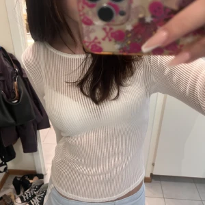 Vit topp  - Jätte fin tröja som köptes på hm för ett år sen💕💕 Tröjan är bara testad så den är i väldigt bra skick💕💕 Den är i såå skönt material och passar perfekt nu till hösten💕 