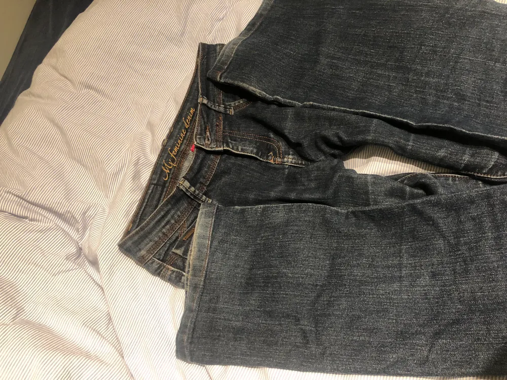 Bootcut jeans köpta på Humana i Tyskland. Skitsnygg och sköna men tyvärr inte min stil längre. Skriv till mig om ni vill ha fler bilder på dem💕💕. Jeans & Byxor.