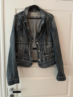 Jeansjacka - Jeansjacka från Stefanel, italienskt märke. Köpt i butiken i Göteborg för många år sen. Använd men i gott skick! Den saknar en knapp på vänster arm men annars är den  hel, ren och fläckfri! 