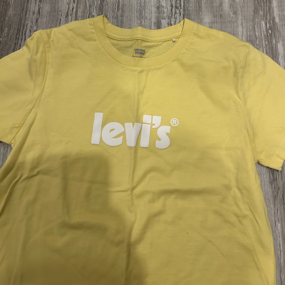 Levi’s t-Shirt använd 2 gånger. Normal i storlek och är i mycket bra skick! . T-shirts.