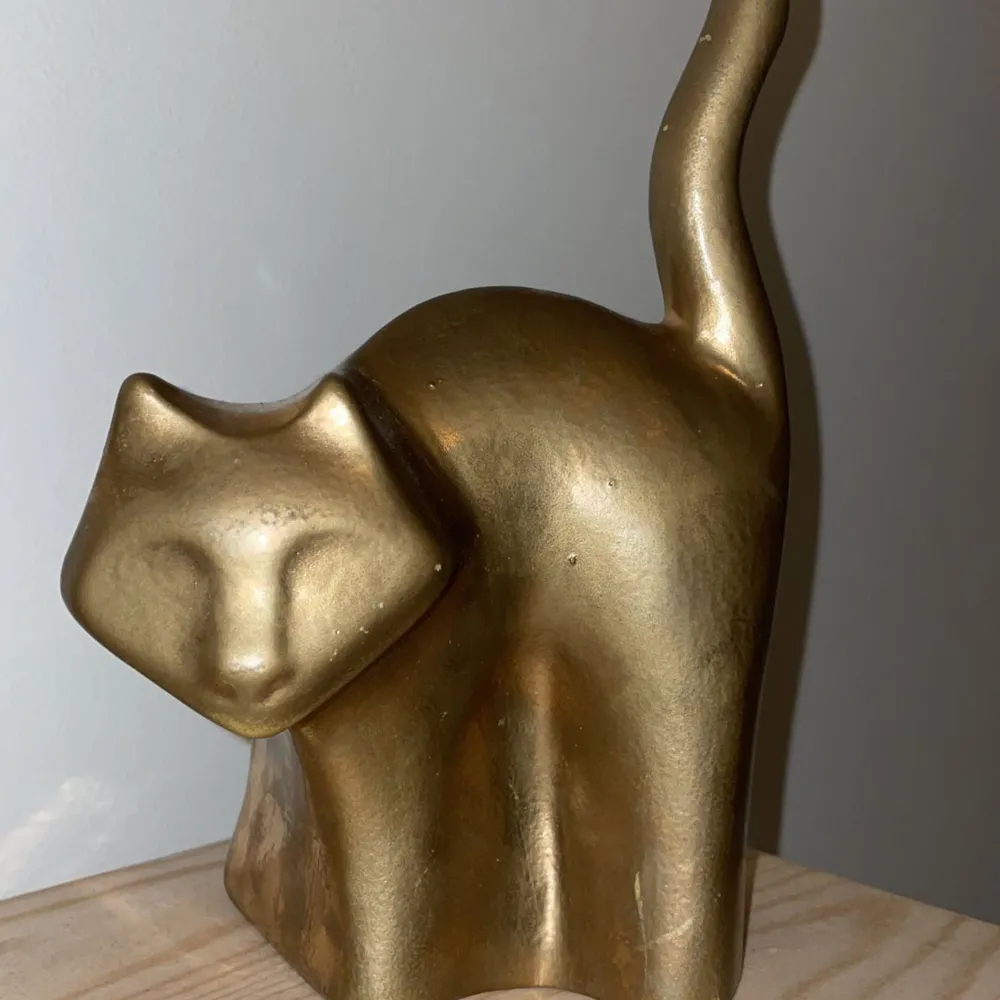Guld katt 🐈‍⬛ i porslin jätte fin o ha i trädgården eller som prydnad hemma . Övrigt.