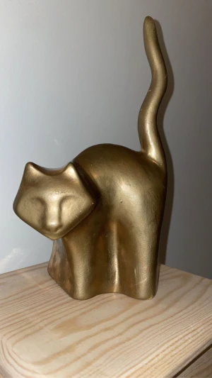 Guld katt  - Guld katt 🐈‍⬛ i porslin jätte fin o ha i trädgården eller som prydnad hemma 