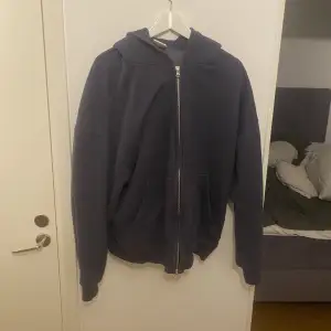 Säljer nu en PULL&BEAR Zip Hoddie, skick 9/10 knappt använd! Hör av er om ni har några funderingar!