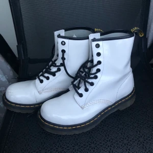 Dr. Martens vita lackade - Vita lackade Dr. Martens. Säljer pga för små, endast använda någon enstaka gång, i princip nyskick. Skorna har några väldigt små märken som visat på sista bilden 