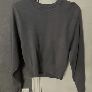 Snygg cardigan - Säljer denna stickad ecardiganwn med axelvadd ifrån zara💕 Är i en jättefin grå/blå färg som passar till allt! I storlek S Säljer för 99 + köpare står för frakt❣️