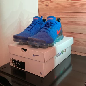 Nike vapormax  - Nike vapormax i storlek 44,5. Skorna är i nyskick och inte använda mer än 5 gånger. Skorna är mycket svåra att få tag på och det finns bara en flaw vilket är att mittendelen har lostnat (inuti skon/syns inte och påverkar inte vid användning. 