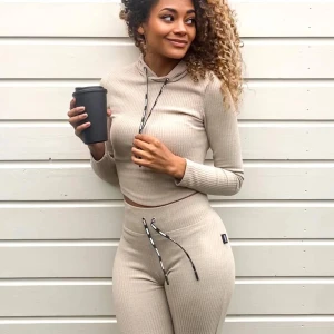 Stronger byxor + hoodie set - Snyggt och bekvämt set med byxor + hoodie från Stronger 🖤Nypris: 1400kr. Hela setet är i nyskick och byxorna är den tighta versionen. Gratis frakt fram till 10 september!