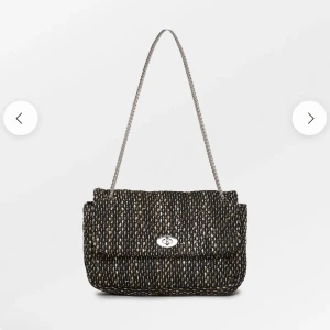 beck söndergaard väska - En superfin väska från Beck Söndergaard, finns inte att köpa längre. knappt använd. Enda defekten på hela väskan är att knäppet har tappat lite färg (sista bilden)🫶🏼🫶🏼nypris 899kr. 