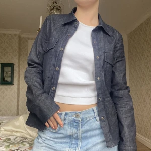 Jeansskjorta - Snygg krispig jeansskjorta från zara. I nästintill nyskick! Strl M men något liten i storleken.