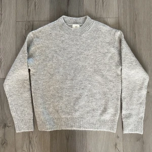 Stickad tröja  - Säljer en stickad tröja i strl S. Aldrig använd. Köpare står för frakt💗