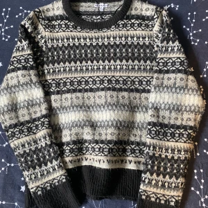 Stickad höst tröja  - Köpte den för ungefär ett år sedan men är fortfarande i bra skick. Perfekt till hösten! :)