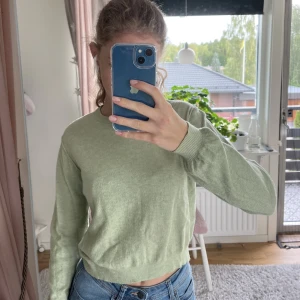 Grön stickad tröja - Jätte söt från pull & bear  Säljer pga använder aldrig