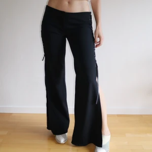 Vintage pants - Very good condition, no stains or holes. Stretchy poliester material. Low waist. No size label, fits best size S and M (I’m a size M for comparisson).