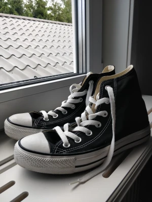Svarta converse - Jättesnygga och fräscha converse i storlek 39 som jag aldrig använt, köpte de second hand i nästintill perfekt skick! ❤️ passar mig som brukar ha runt 38. Bara att skriva vid frågor eller funderingar!😊