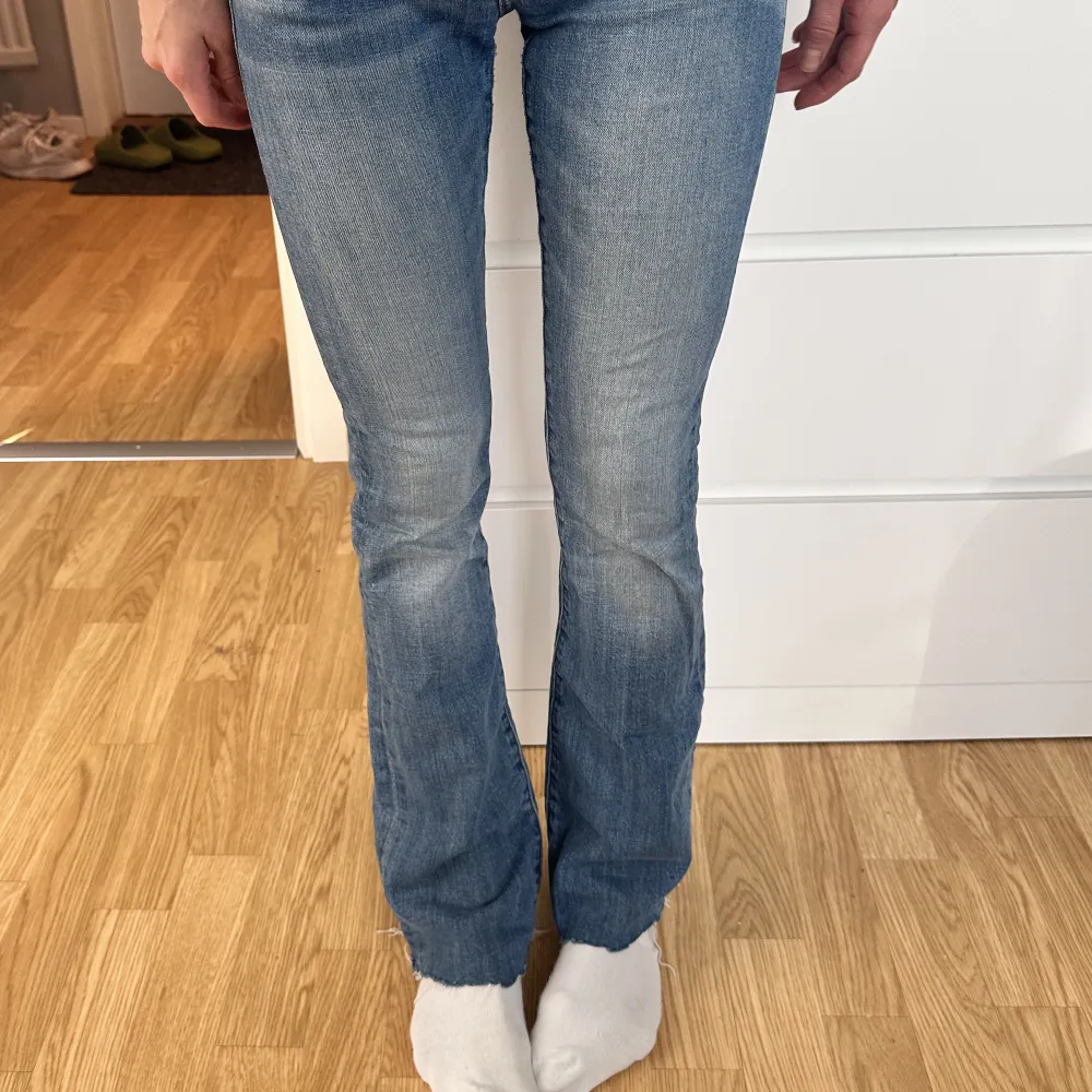 jeans i storlek 25/32 gylfen är lite trasig med går att använda ändå. Jag är 156cm lång, pris går att diskutera! . Jeans & Byxor.