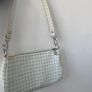 Väska  - Superfin somrig väska från Gina! aldrig använt, som ny.   Använd helst köp nu 💕