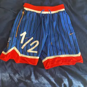 Basketball shorts in really good condition, good stitching 2 pockets plus zipper pocket 