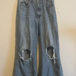 Jeans från Lager 157 i stilen Barrel. Hål på knäna och välanvända. Lite slitet på fickorna men ingen annat. De är i storlek Xl men skulle säga att de mer passar en L. Säljs för 80kr+ frakt✨