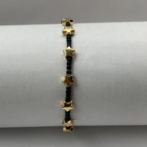 Stjärnarmband  - Ett guldigt och svart armband med matchande ring. Vid specifika önskemål eller frågor är det bara att skriva❤️