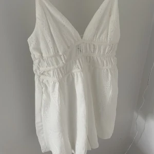 Klänning typ - jättefin vit, använd en gång nu i sommar från new yorker. köpt för 189