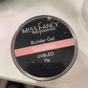 Säljer flera gelé saker i olika annonser!😊 Miss fancy builder gel sensitive: använt 1 gång och då på en nagel för att testa- 240kr Folie: 4 olika folier till nagel designs. Bara använt guld några få gånger😊- 60kr för alla eller 20kr styck (sistasäljsihop)