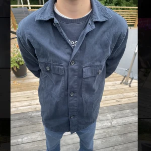 Blå överskjorta  - Snygg mörkblå överskjorta. Perfekt nu till hösten 