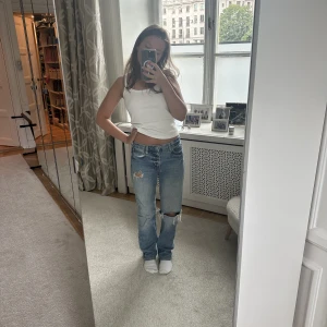 Zara jeans - Söljer dessa snygga mid waist jeans ifrån zara med hål!!!💗😍