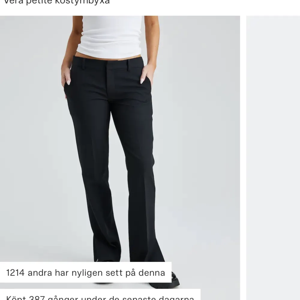 Ett par supersnygga lågmidjade kostymbyxor i modellen Vera från bikbok. Nyskick. Köpta för 499kr . Stl 36 men passar 34 också. Jeans & Byxor.
