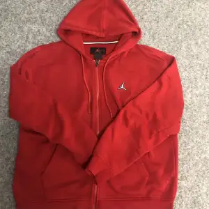 🚨En röd snygg Jordan zip hoodie i storlek L, som ny🚨  Nypris 800kr!