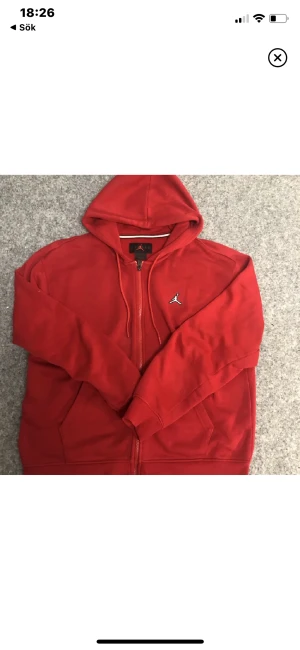 Jordan zip hoodie - 🚨En röd snygg Jordan zip hoodie i storlek L, som ny🚨  Nypris 800kr!