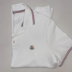 Moncler pike t-shirt  - Väldigt bra skick. Ordinarie pris 2500 :- 