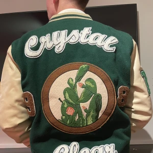 Collagejacka - En Collagejacka från zara. Är i använt skick men inga defekter utan bara lite sliten i lädret. Sjukt skön höstjacka😊 pris kan diskuteras och vid ytterligare frågor är det bara att höra av sig😊