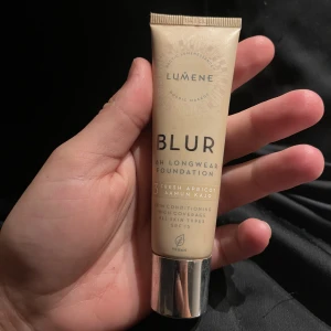 Lumene foundation  - I färgen 3 fresh abricot, endast testad då de va helt fel färg 