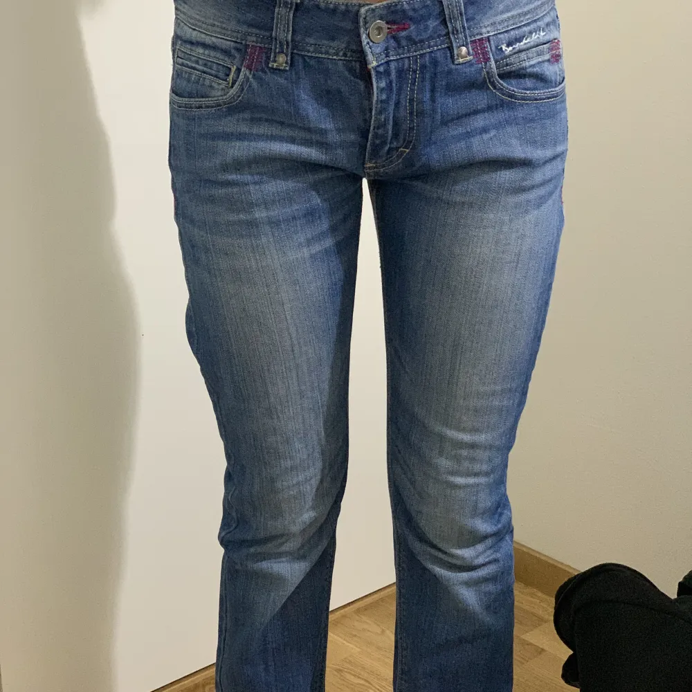 Jätte snygga lowwaist jeans med as snygga fickor💞Säljer för att de inte kommer till användning hos mig❤️Modellen är straight leg och jeansen har små rosa detaljer💞 står inte för frakt och inga returer ❤️Hör av dig om de e något du undrar över!💗. Jeans & Byxor.