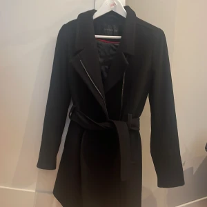 Kappa  - I jättefint skick ! Dragkedja och bälte på kappan. Köpt på MQ